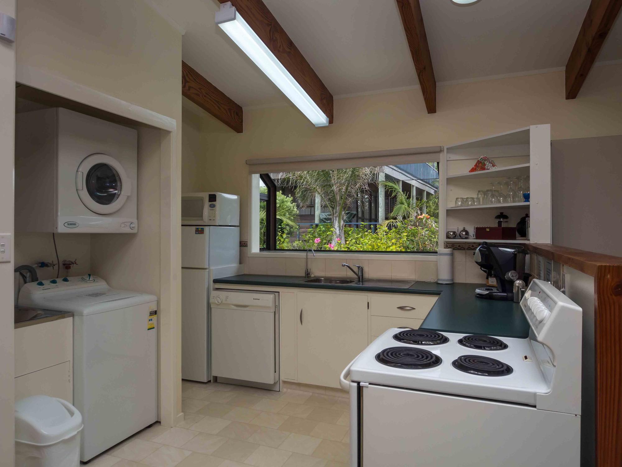 By The Bay Beachfront Apartments Mangonui Exterior foto