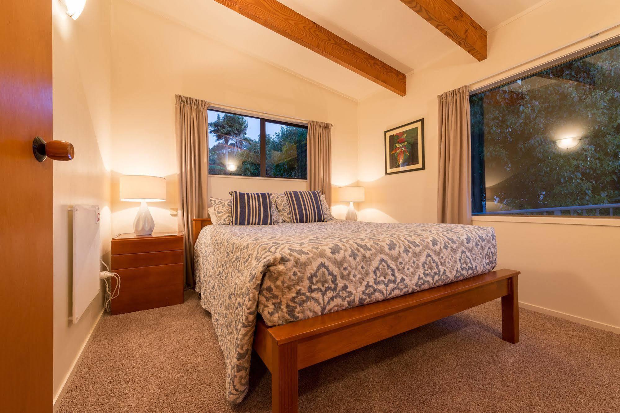 By The Bay Beachfront Apartments Mangonui Exterior foto