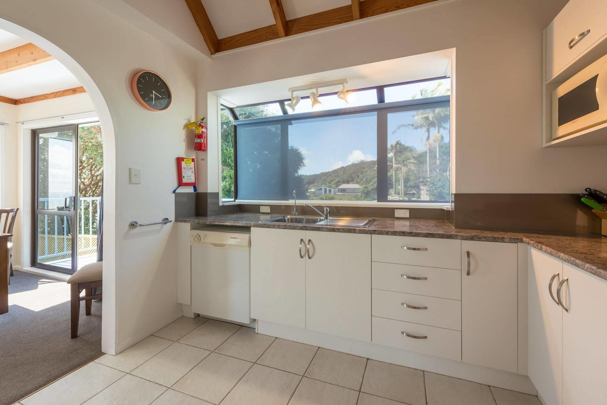 By The Bay Beachfront Apartments Mangonui Exterior foto